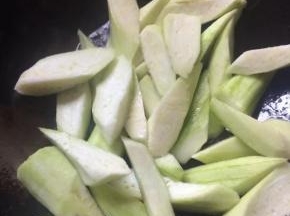 锅中热油倒入丝瓜