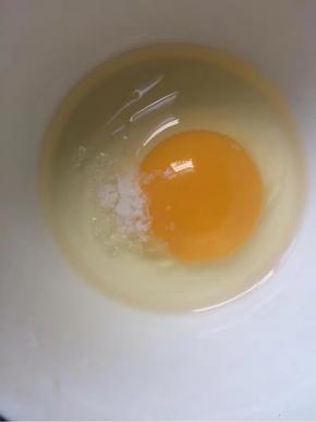 盐加入鸡蛋