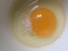 盐加入鸡蛋