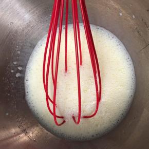 油和牛奶充分乳化到位，我搅拌了大概8分钟左右。