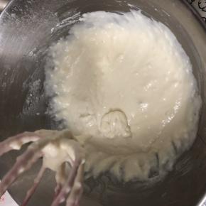 用手持打蛋器，横竖横竖这样画，直到干粉消失为止，看到很多的疙瘩，没关系的。