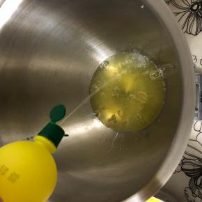 蛋清里加柠檬汁，有新鲜的更好哦。