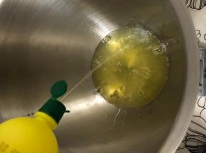 蛋清里加柠檬汁，有新鲜的更好哦。