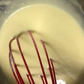 加入蛋黄的面糊，非常光滑细腻，依然不能画圈哦。