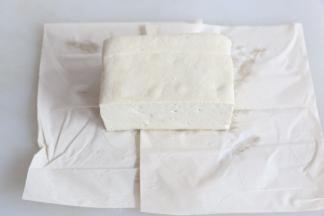 用纸巾吸去多余的水分。