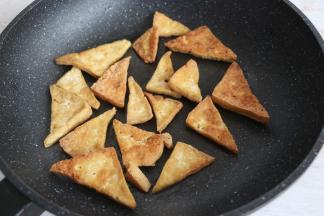 煎至豆腐两面金黄即可。