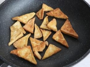 煎至豆腐两面金黄即可。