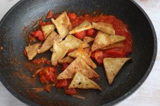 炒至西红柿出汁。
放入煎好的豆腐翻炒。