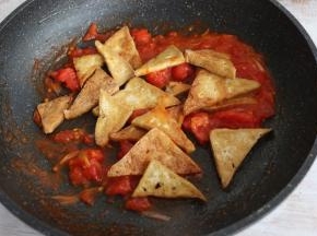 炒至西红柿出汁。
放入煎好的豆腐翻炒。