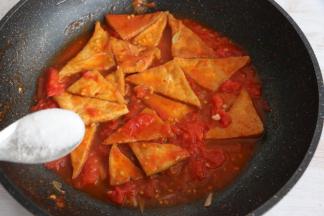 加入半碗水，帮助豆腐充分吸收西红柿的汤汁。
撒盐调味。