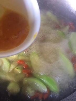 加入水煮开，最后倒入鸡蛋液搅拌均匀即可