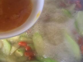 加入水煮开，最后倒入鸡蛋液搅拌均匀即可