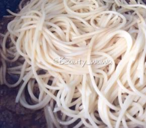 然后加入少许植物油拌匀备用