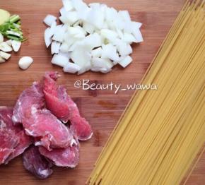 材料备好如图，牛肉切片或丝，提前用酱油、鸡粉、盐、糖腌制入味。