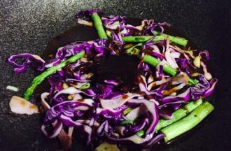 锅中下葱姜蒜和洋葱爆香，加入牛肉翻炒至变色，然后加入蔬菜炒熟（不喜欢可不加）。最后倒入黑胡椒汁