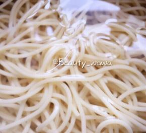 意面放入沸水中加少许盐，煮熟捞出，迅速过冷水降温（帮助保持q弹口感）