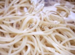 意面放入沸水中加少许盐，煮熟捞出，迅速过冷水降温（帮助保持q弹口感）