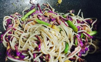 煮至汤汁粘稠，下意面，用筷子搅拌均匀，表面撒适量胡椒粉，拌匀出锅