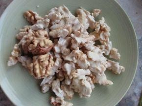 新鲜的湿核桃仁，剥掉外皮，这种新鲜核桃很容易就把外皮剥掉了。当然也可以不剥，但口感会稍差一点点