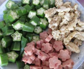 秋葵切小段，午餐肉切成小花