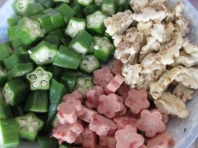 秋葵切小段，午餐肉切成小花