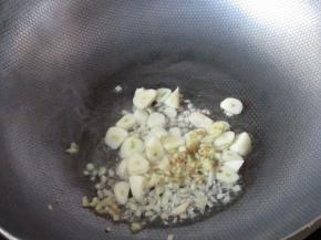 锅中放适量油，炒香姜蒜末