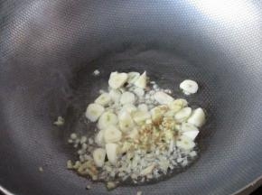 锅中放适量油，炒香姜蒜末