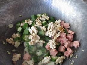 放入备好的秋葵、核桃仁和午餐肉