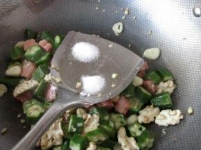 加盐和昆布粉，昆布粉是用来提鲜的