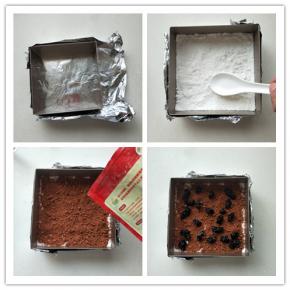 阳晨六寸方形慕斯圈用锡纸包住底边先将1/3米粉均匀倒入慕斯模具里放入一半草莓粉，上面在适量放糖浸桑葚