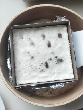 取得时候借助刮板很好取出，莫斯圈没有底座，取得时候米蛋糕裂开是正常哦。