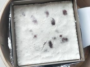 取得时候借助刮板很好取出，莫斯圈没有底座，取得时候米蛋糕裂开是正常哦。