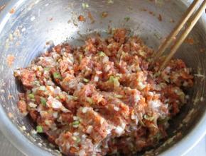 调好的胡萝卜羊肉馅备用。这个食谱主要是说明玫瑰花饺子的包的方法，馅料随自己喜好，什么口味的饺子馅都可以。