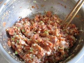 调好的胡萝卜羊肉馅备用。这个食谱主要是说明玫瑰花饺子的包的方法，馅料随自己喜好，什么口味的饺子馅都可以。