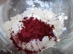 面粉和红曲粉混合，我用了8克红曲粉，颜色有点重了，应该用5克就可以了，配方中已经调整