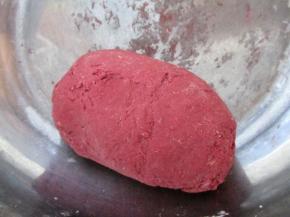 加水和成软硬适中的面团，和好的面团饧半小时以上