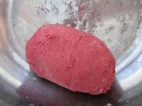 加水和成软硬适中的面团，和好的面团饧半小时以上