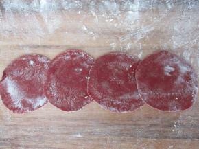 面团分剂擀皮，然后把四个皮如图的样子摆好。面皮尽量擀的大小一致哦