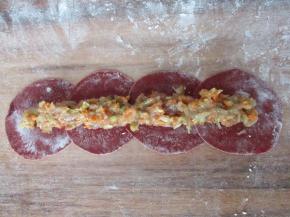 把饺子馅铺在中间