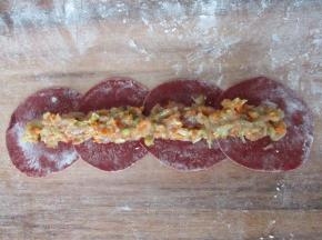 把饺子馅铺在中间