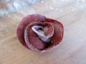 从一端卷起来就成了玫瑰花的样子。我包的馅有点多了，做好的花朵太胖，不是很好看