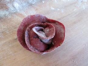 从一端卷起来就成了玫瑰花的样子。我包的馅有点多了，做好的花朵太胖，不是很好看