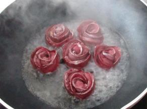 加水，水的量以4分钟左右煮干为宜，加水后盖上盖子，中小火煎煮大约4分