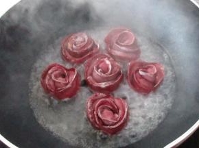 加水，水的量以4分钟左右煮干为宜，加水后盖上盖子，中小火煎煮大约4分