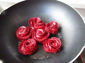 待水煮干，饺子也煎熟了，打开盖子再稍微煎上半分钟即可出锅