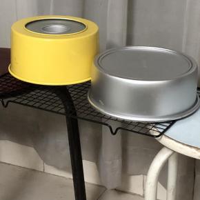 出 炉！
先把里面的热气震一下
再倒扣