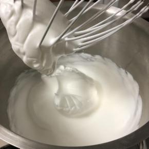 a，预热烤箱160度
b，蛋白打到干性发泡