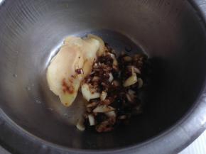 豆豉和蒜切成蓉，姜切片