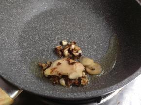 麦饭石锅加10克油烧热后，加入姜片和豆豉蒜蓉