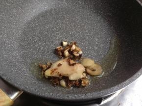 麦饭石锅加10克油烧热后，加入姜片和豆豉蒜蓉